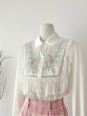 Brandnew White Embroidered Lace Peter Pan Collar Blouse